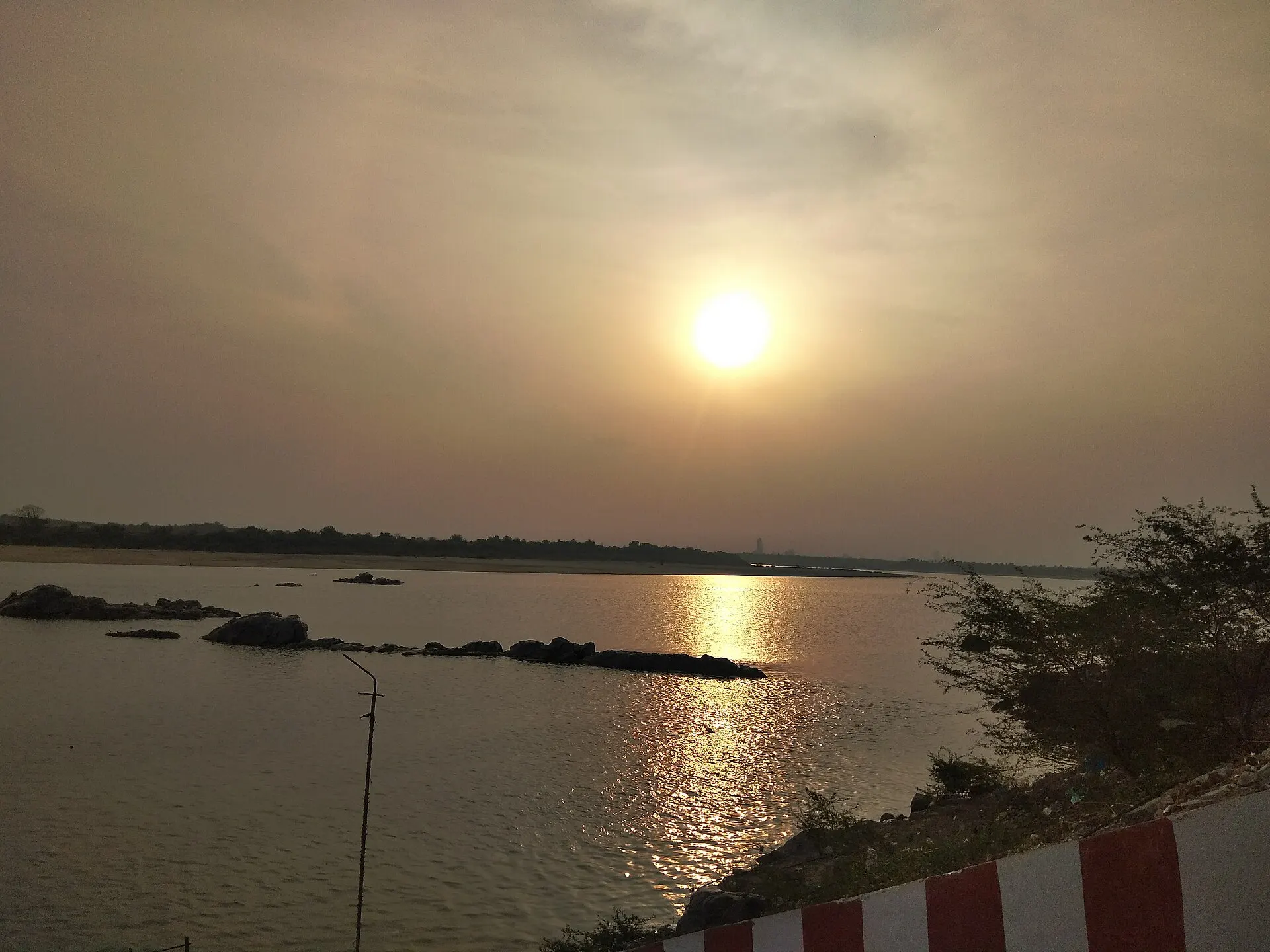 కృష్ణాతీర వేదాద్రి దగ్గర సూర్యాస్తమయ దృశ్యం